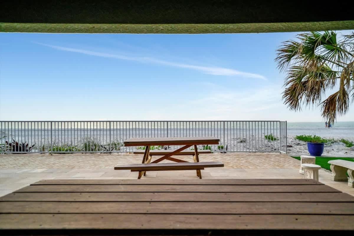 Stones Throw Beachside Bungalow #1 On The Beach Clearwater Beach Exterior foto