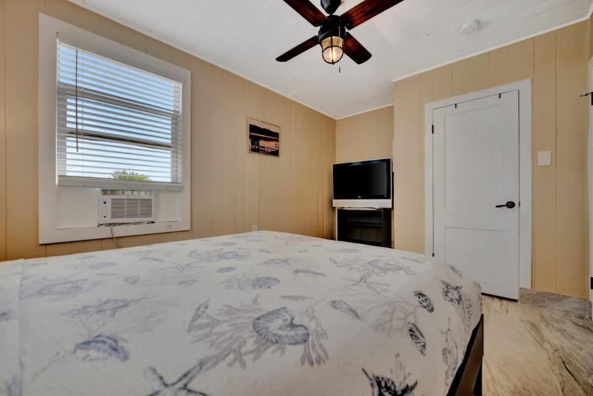 Stones Throw Beachside Bungalow #1 On The Beach Clearwater Beach Exterior foto